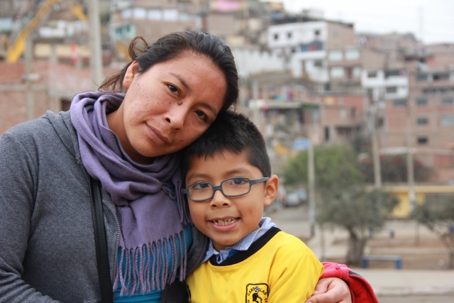 Madre abrazando a su hijo, mostrando un ejemplo de crianza con amor