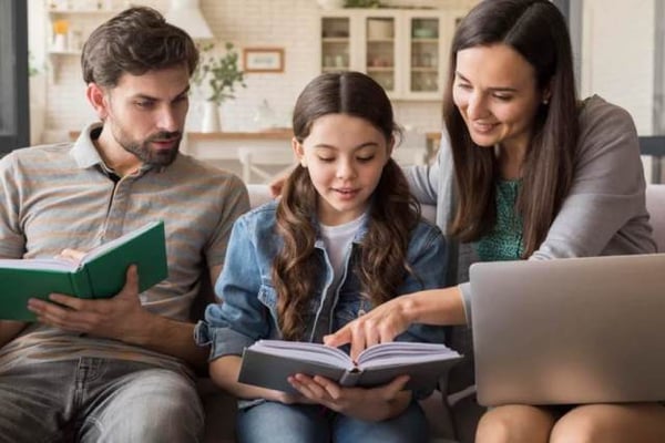 Padres aplicando estrategias de lectura con su hija