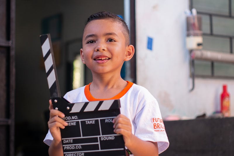 Niño feliz con claqueta