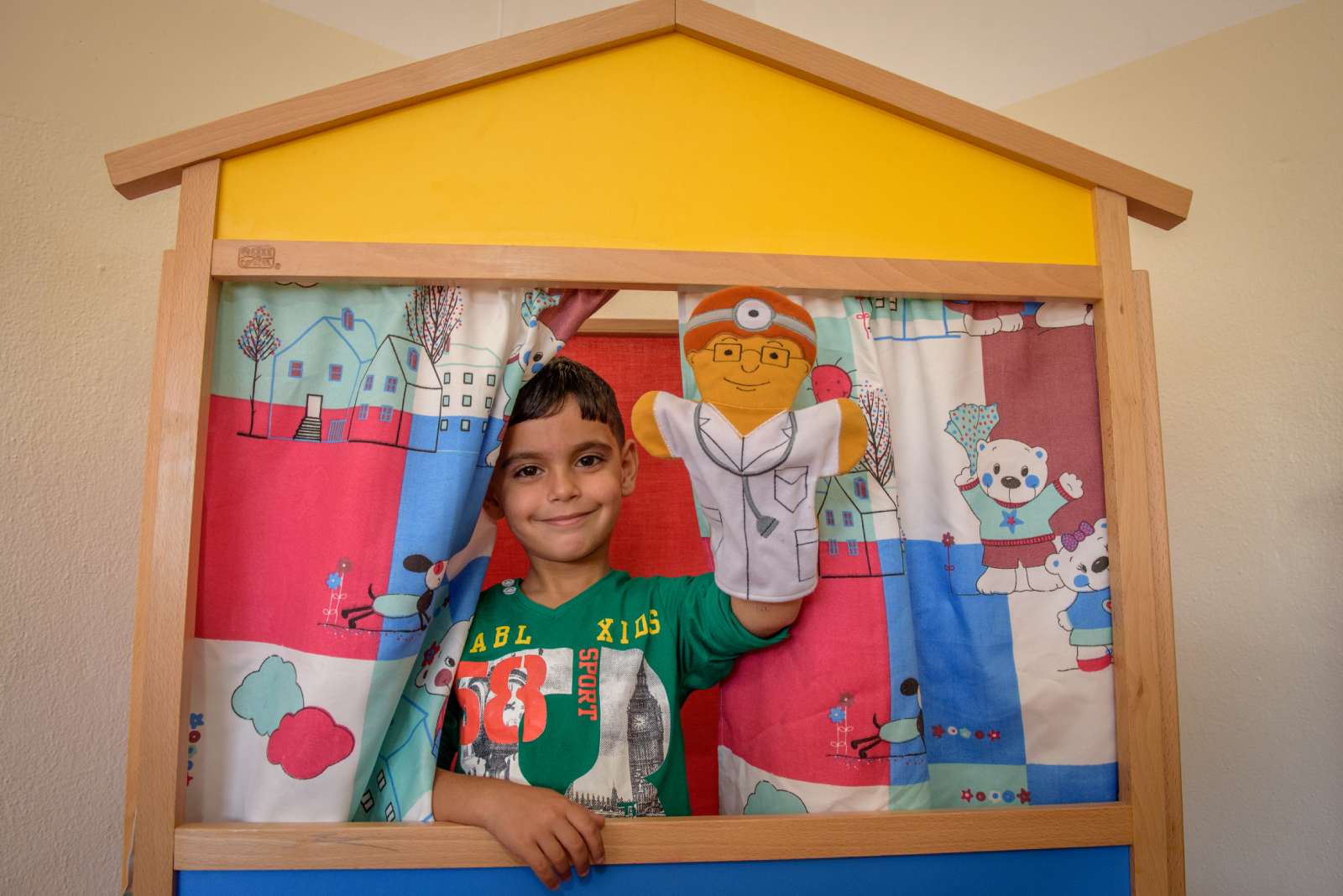 Niño jugando con títeres caseros